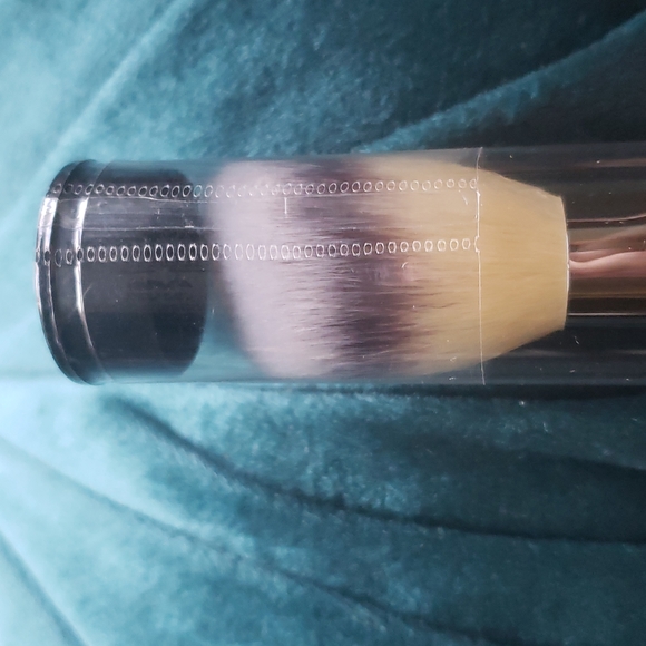 It Cosmetic blush brush - Picture 2 of 4